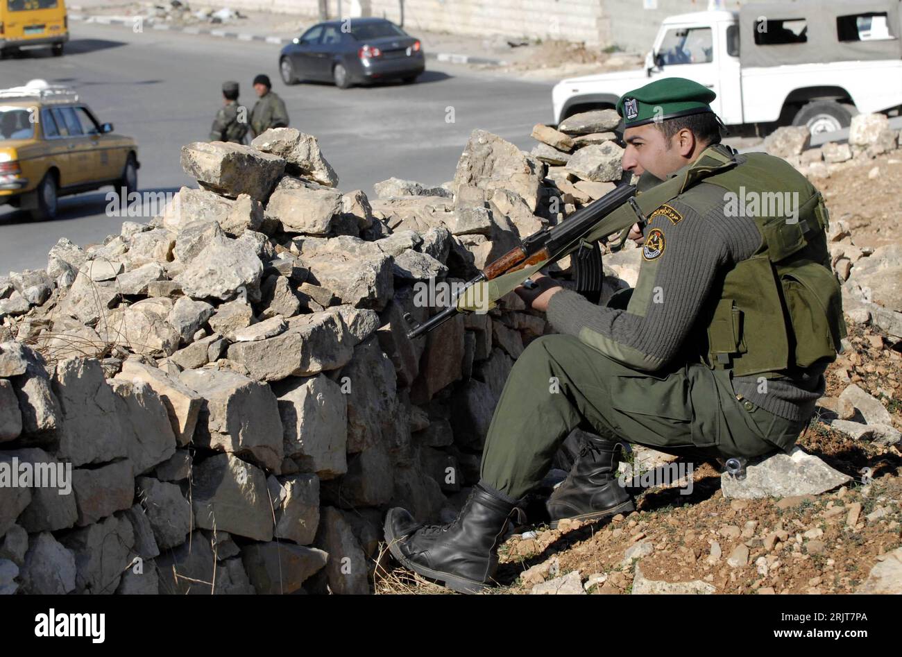 Bildnummer: 51597358  Datum: 16.12.2006  Copyright: imago/Xinhua Palästinensischer Soldat in Ramallah    PUBLICATIONxNOTxINxCHN, Personen; 2006, Ramallah, Westjordanland, Palästina Palästinensische Autonomiegebiete, Soldaten, Palästinenser, Mann, bewaffnet, bewaffnete, bewaffneter; , quer, Kbdig, Einzelbild, Israel,  , Militaer, Staat, Stock Photo