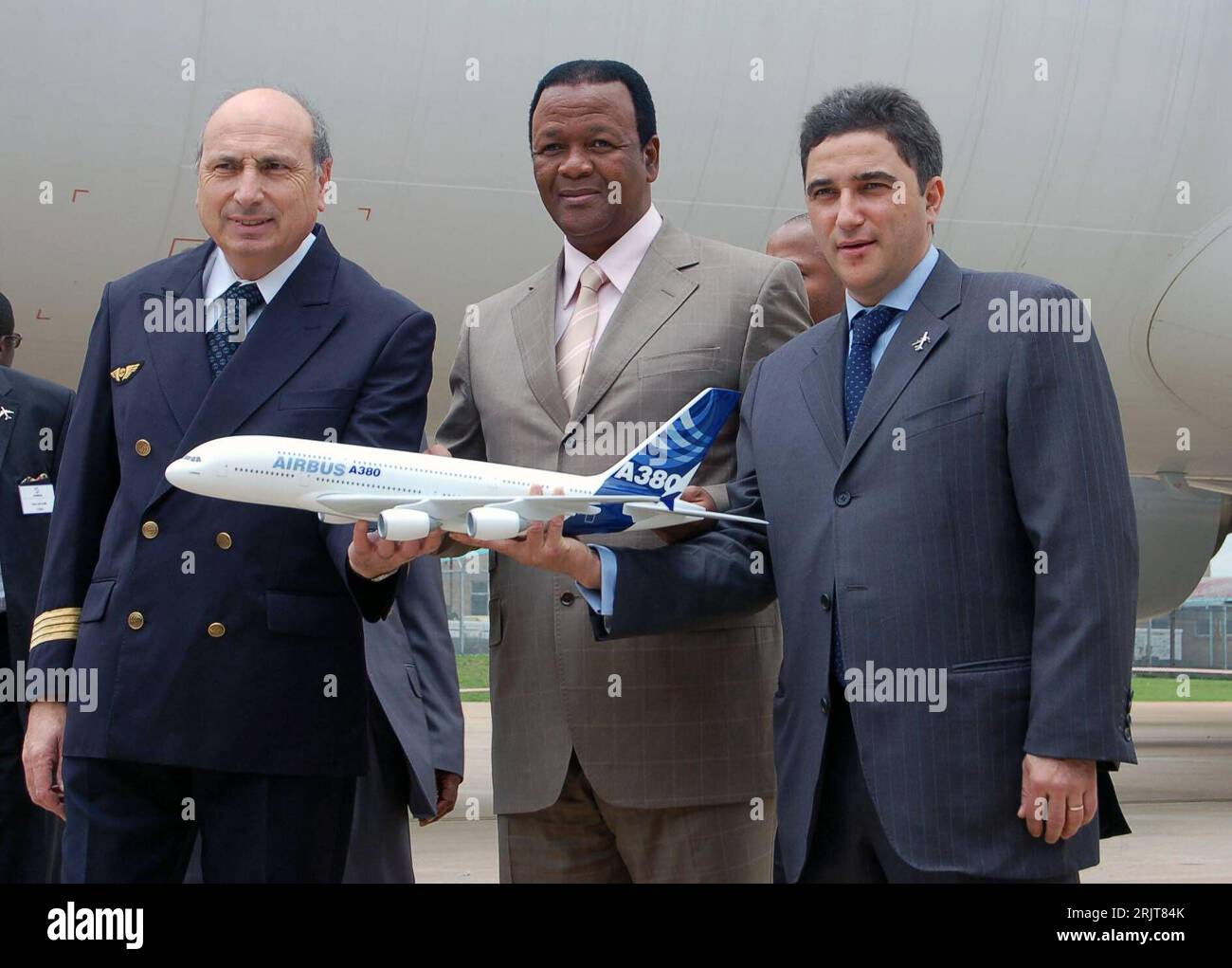 Bildnummer: 51598626  Datum: 26.11.2006  Copyright: imago/Xinhua V.l.n.r. Testpilot Claude Lelaie, Verkehrsminister Jeff Radebe (RSA) und Eduardo Ullmo (Vizepräsident Airbus für den Asien-Pazifik Raum und Afrika) mit einem Modellflugzeug anlässlich eines Pressetermins in Johannesburg - PUBLICATIONxNOTxINxCHN , Personen , Objekte , optimistisch; 2006, Johannesburg , Pressetermin , Politiker, Politik, Pilot, Flugzeugindustrie, Flugzeughersteller, Industrie, , Manager , Unternehmensführung, Modell, Flugzeugmodell; , quer, Kbdig, Gruppenbild, close, Transport, Logistik, Wirtschaft, Südafrika, Rand Stock Photo