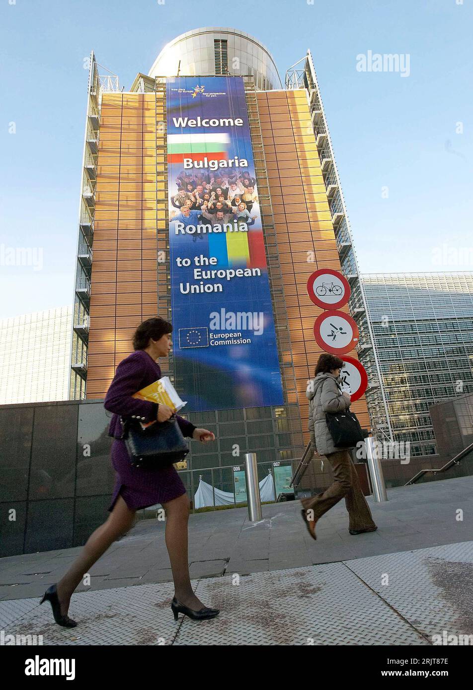 Bildnummer: 51605170  Datum: 15.12.2006  Copyright: imago/Xinhua Schriftzug - Welcome Bulgaria, Romania to the European Union - am Berlaymont-Gebäude der EU-Kommission in Brüssel  -  PUBLICATIONxNOTxINxCHN, Gebäude, außen, Außenansicht , Personen; 2006, Brüssel, EU, Europäische Union, Neue Mitgliedsländer, Neues Mitgliedsland,; , hoch, Kbdig, Totale, Europapolitik, Politik, Belgien,  , o0 Beitritt Stock Photo