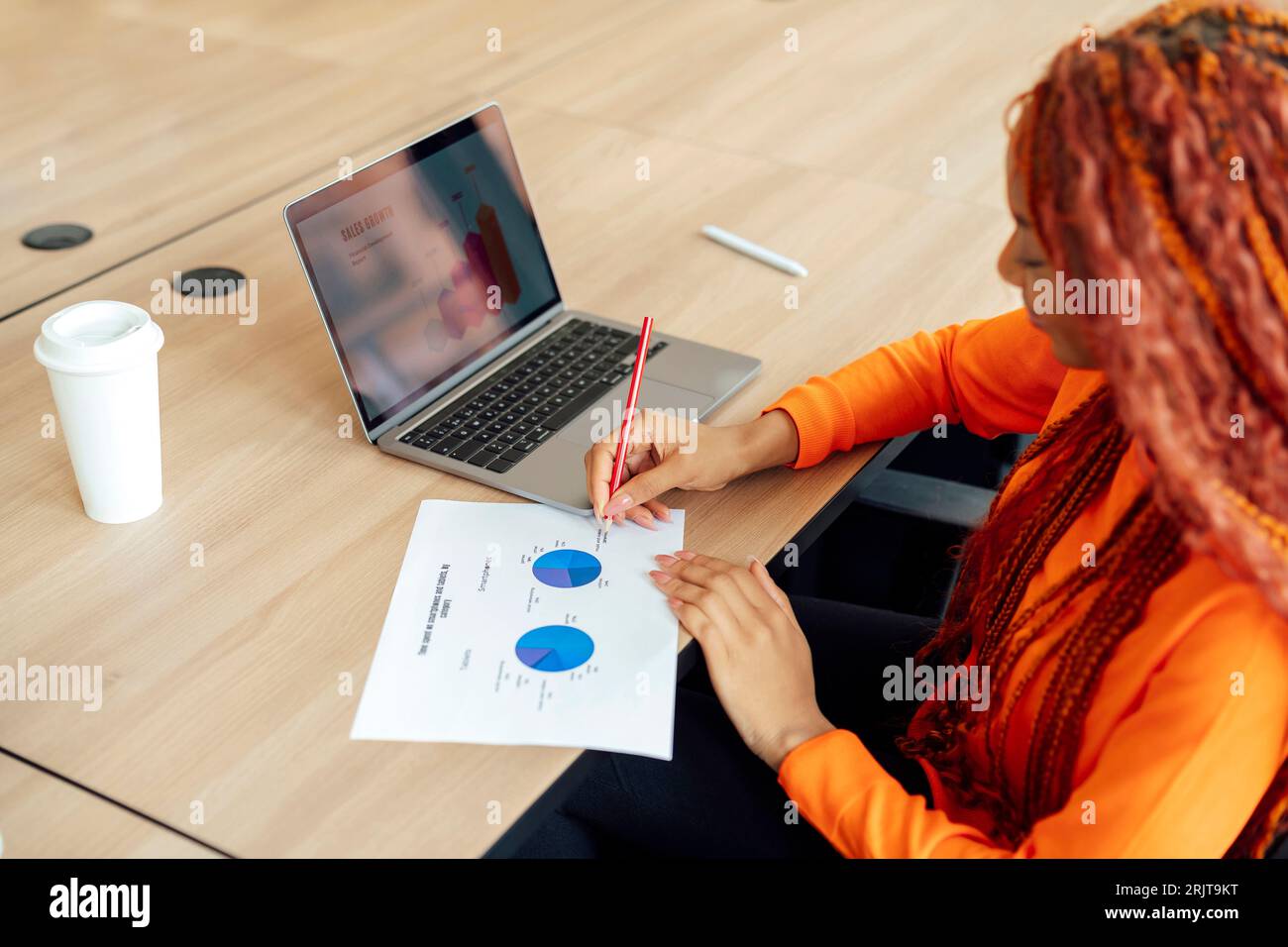 Business report chart preparing hi-res stock photography and images - Alamy