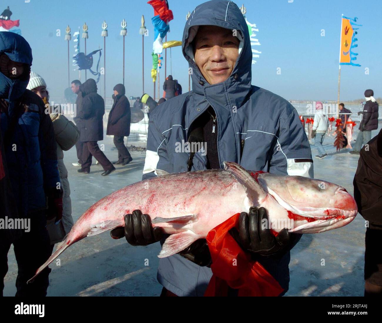 Bildnummer: 51613713  Datum: 28.12.2006  Copyright: imago/Xinhua Traditionelles Winterfischen! Tourist zeigt stolz den Fang des Tages am Qagan Nur in der Provinz Jilin PUBLICATIONxNOTxINxCHN, Personen , Objekte; 2006, Fischer, Angler, angeln, Chinese, Chinesen, Einheimische, Einheimischer, fischen, Freizeit, Mann, Männer; , quer, Kbdig, Winter, Jahreszeit, Einzelbild, close, China,  ,o0 optimistisch Stock Photo