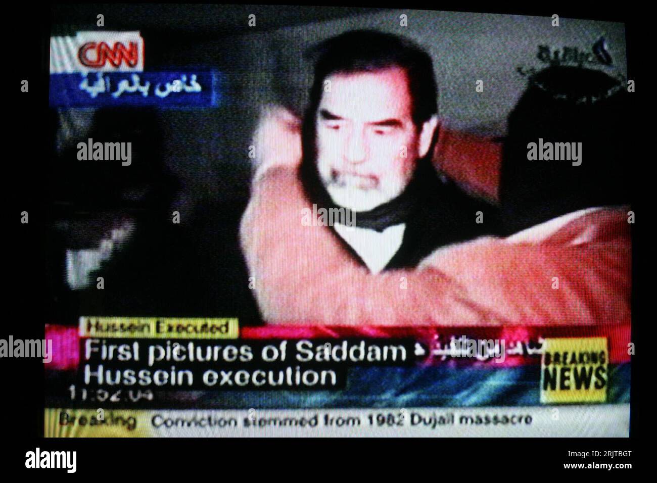 Bildnummer: 51617003  Datum: 30.12.2006  Copyright: imago/Xinhua TV-Screenshot der Hinrichtung von Saddam Hussein (IRQ) - gesendet auf CNN - PUBLICATIONxNOTxINxCHN, Personen; 2006, Peking, Politik, Politiker, Exekution, Fernsehen, Fernsehübertragung, Screenshots, Todesstrafe, hängen, Erhängung, Erhängungen, Exekutionen, erhängen, aufhängen, Schriftzug, first pictures of Saddam Hussein execution; , quer, Kbdig, Einzelbild, China, Randbild, Justiz, Staat, People Stock Photo