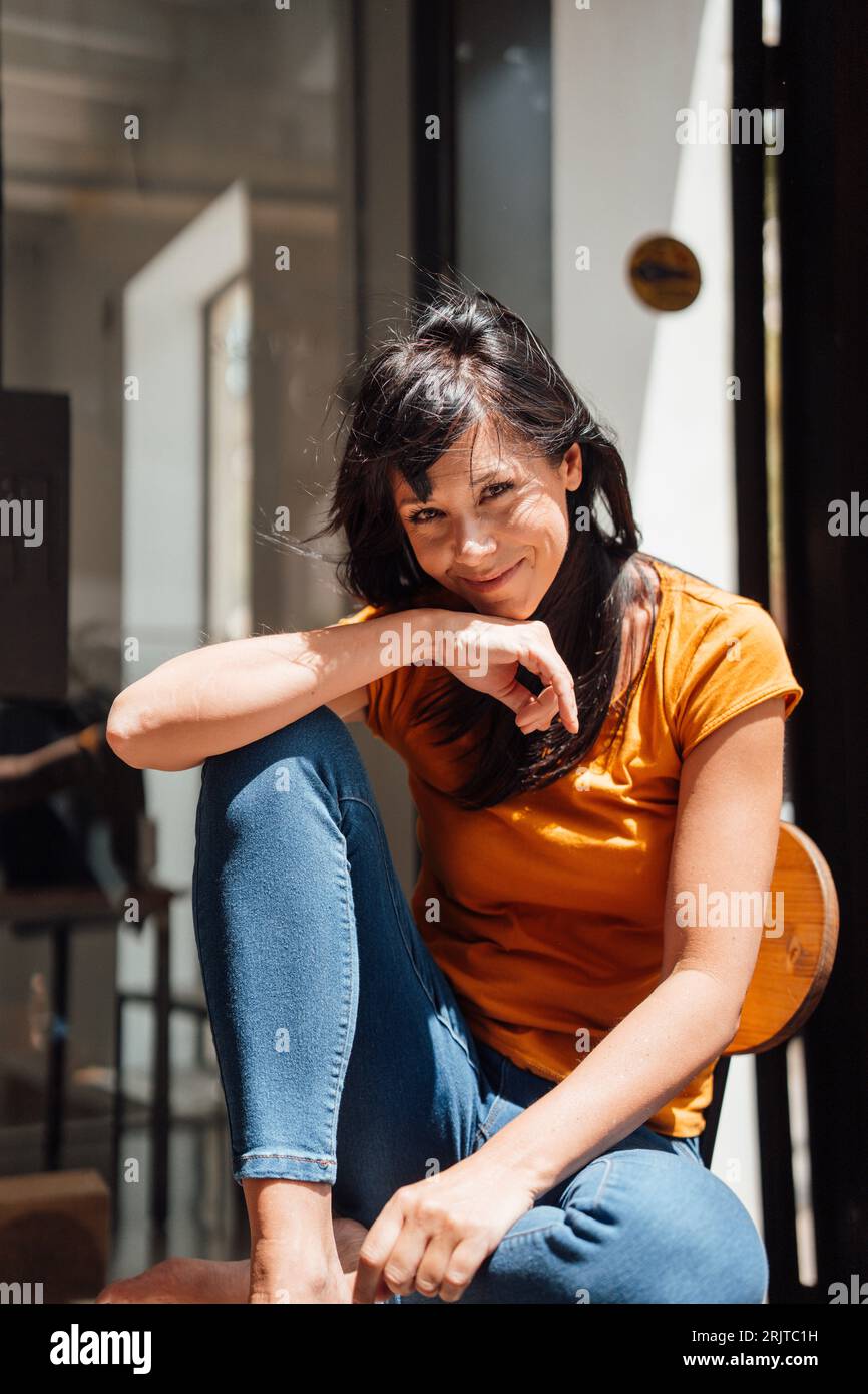 Mature woman sitting on chair hi-res stock photography and images - Alamy