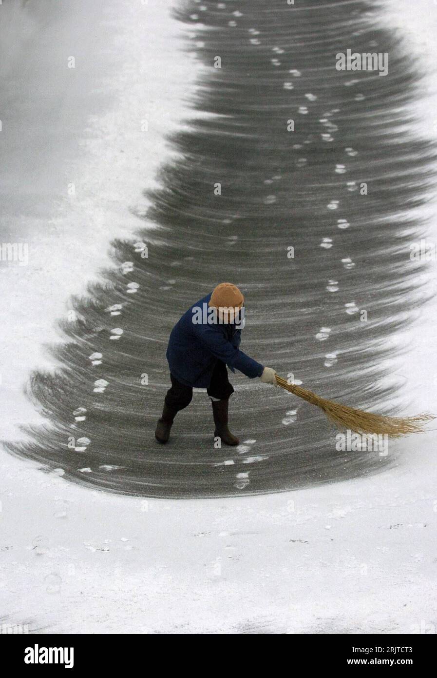 Schnee mit einem besen fegen -Fotos und -Bildmaterial in hoher