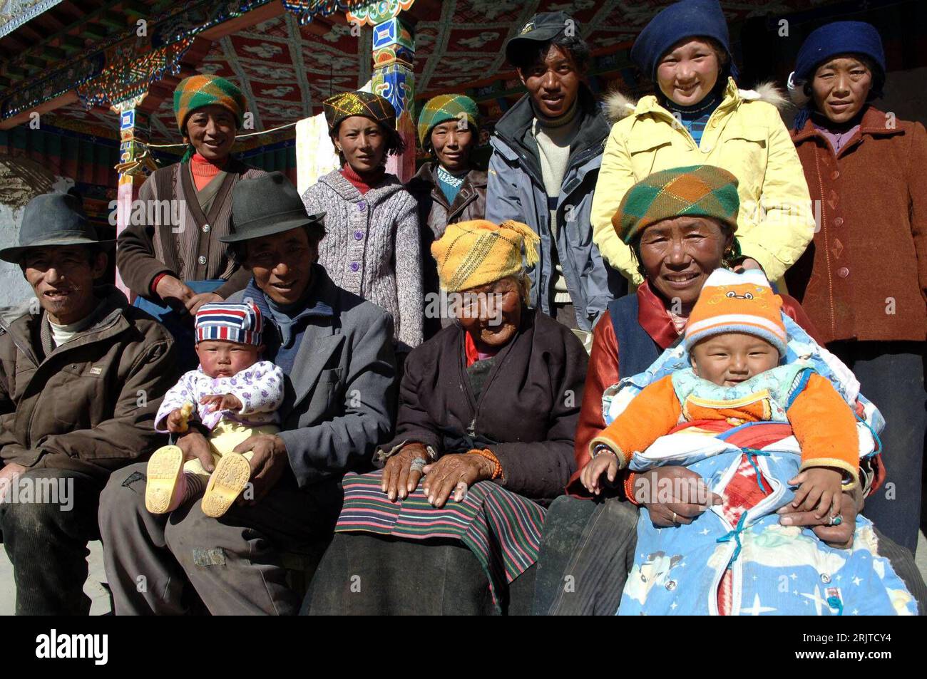 Bildnummer: 51625738  Datum: 21.12.2006  Copyright: imago/Xinhua Hundertjährige Tonzhub Lhamo aus Lhunzhub posiert mit elf Mitgliedern ihrer 120-köpfigen Familie - PUBLICATIONxNOTxINxCHN, Personen , optimistisch , Symbolfoto; 2006, Lhunzhub, Familie, tibetische, Senior, Senioren, Seniorin, Rentner, Rentnerin, Chinese, Chinesen, 100-jährig, 100jährig, hundert, Land, Leute, Großfamilie, Großfamilien,; , quer, Kbdig, Gruppenbild, China,  , o0 Land, Leute, Einheimische Stock Photo