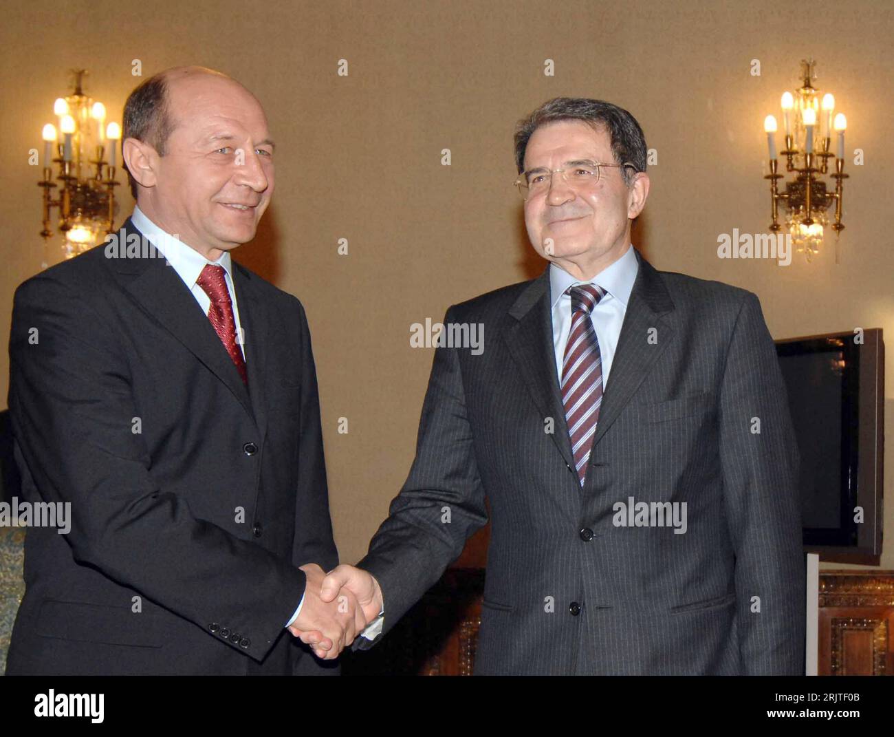 Präsident Traian Basescu (li., ROM) und Premierminister Romano Prodi (ITA) während eines Treffens in Bukarest - PUBLICATIONxNOTxINxCHN Stock Photo