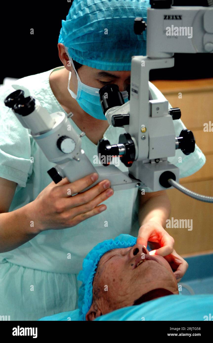 Bildnummer: 51662585  Datum: 17.01.2007  Copyright: imago/Xinhua Arzt behandelt kostenlos den Grauen Star eines bedürftigen Patienten im Krankenhaus von Yinchuan in der autonomen Region Ningxia Hui PUBLICATIONxNOTxINxCHN, Personen , Konzentration; 2007, Yinchuan, Ningxia Hui, Augenarzt, Augenärzte, Arzt, Ärzte, Mediziner, Operation, Operationen, Behandlung, Auge, Augen, grauer Star, Patienten, Krankenhäuser, Mikroskop, Mikroskope, Geräte, Geräte, medizinisch, medizinische, Armut, Versorgung; , hoch, Kbdig, Gruppenbild, close, China, Arbeitswelten, Gesellschaft,  , Medizin, Wissenschaft, Stock Photo
