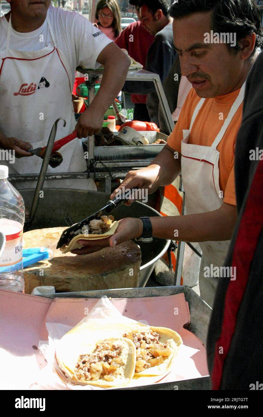Verkäufer füllt frische Tortillas an seinem Straßenstand in Mexico City - PUBLICATIONxNOTxINxCHN Stock Photo