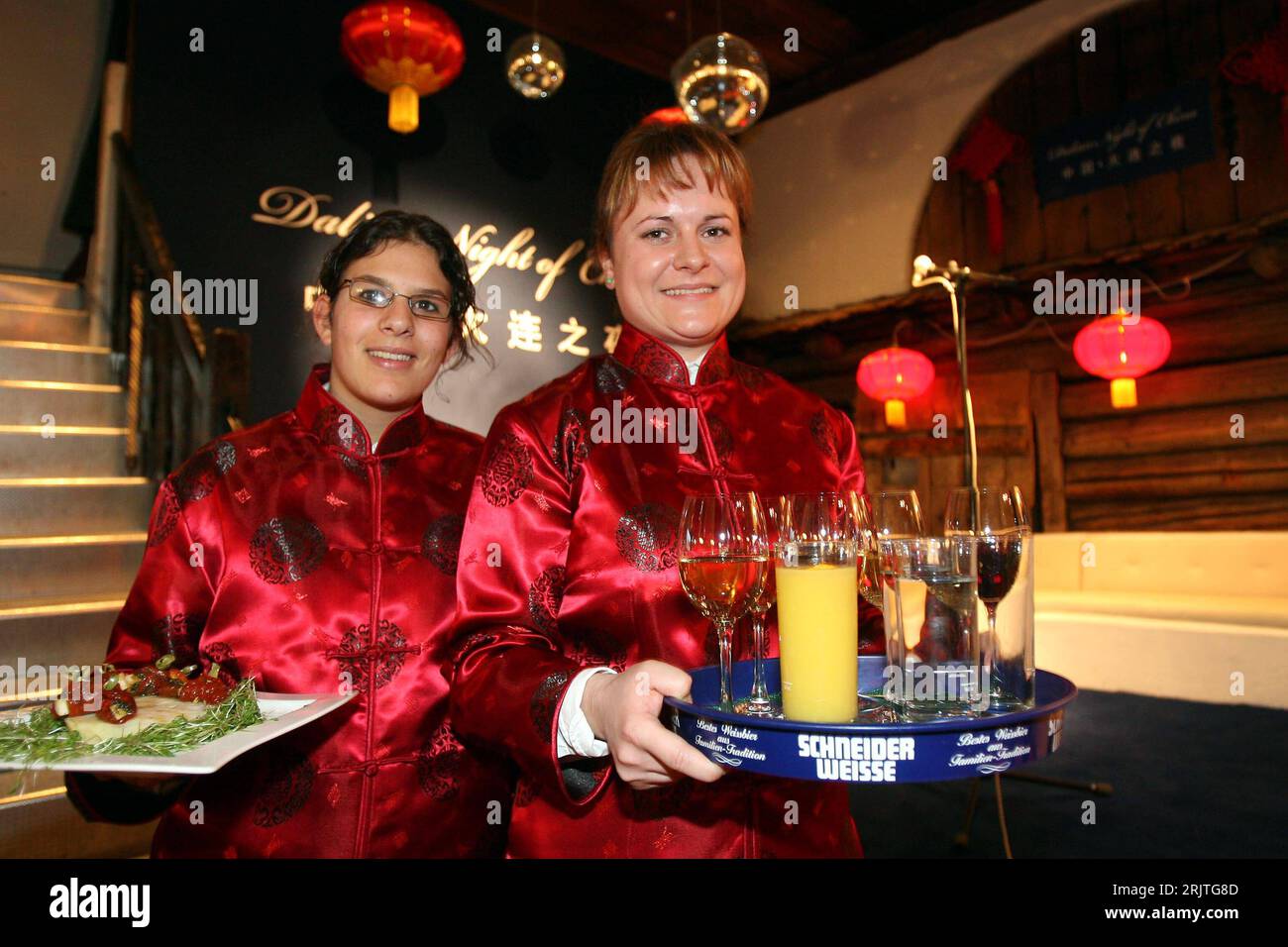 Bildnummer: 51662398  Datum: 25.01.2007  Copyright: imago/Xinhua Kellnerinnen während der - Dalian Night of China - anlässlich des Weltwirtschaftsforums in Davos PUBLICATIONxNOTxINxCHN , Personen , optimistisch; 2007, Davos, Weltwirtschaftforum, Hostessen, Hostess, Frau, Servicekraft, Bedienung, Bedienungen, Kellner, Catering, servieren, Kellnerin; , quer, Kbdig, Gruppenbild, close, Gastronomie, Wirtschaft, Schweiz, Arbeitswelten, Gesellschaft,  , Stock Photo