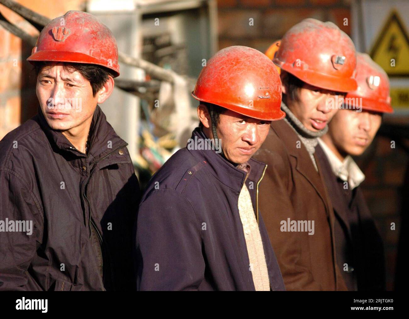 Bildnummer: 51664433  Datum: 19.01.2007  Copyright: imago/Xinhua Bergleute einer überfluteten Mine in Baotou - China PUBLICATIONxNOTxINxCHN, Personen , pessimistisch; 2007, Baotou, Einheimische, Einheimischer, Chinese, Chinesen, Mann, Bergleute, Bergmann, Bergmänner, Minenunglück, Grubenunglück, Helm, Helme, Bauhelm, Bauhelme, Schutzbekleidung; , quer, Kbdig, Gruppenbild, close, China, Arbeitswelten, Gesellschaft,  , Stock Photo