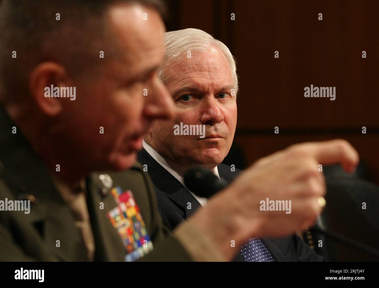 Bildnummer: 51693844  Datum: 06.02.2007  Copyright: imago/Xinhua Verteidigungsminister Robert Gates (re., USA) und General Peter Pace (USA) vor dem Streitkräfteausschuss in Washington D.C. - PUBLICATIONxNOTxINxCHN, Personen , pessimistisch , Skepsis; 2007, Washington DC, Politiker, Politik; , quer, Kbdig, Gruppenbild, Vereinigte Staaten von Amerika, Randbild, Militaer, Staat, People Stock Photo