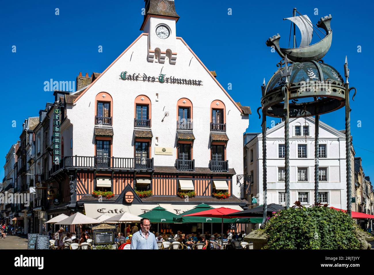 Customers Outside The Cafe des Tribunaux, Dieppe, Seine-Maritime Department, France. Stock Photo