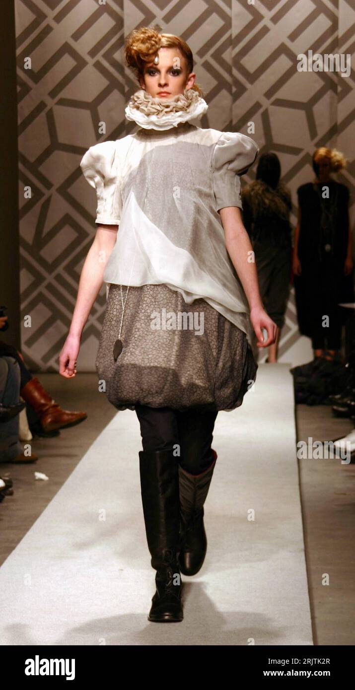 Bildnummer: 51700586  Datum: 15.02.2007  Copyright: imago/Xinhua Model präsentiert eine Kreation während der Stockholm Fashion Week - PUBLICATIONxNOTxINxCHN, Personen; 2007, Stockholm, Models, Modenschau, Modenschauen, Präsentation, Präsentationen, Mode, Modewoche, Frau, Damenmode, Bekleidung, Outfit, Stiefel, Kragen, Kleid, Kleider; , hoch, Kbdig, Einzelbild, Freisteller, Schweden,  , Beauty, Fashion Stock Photo