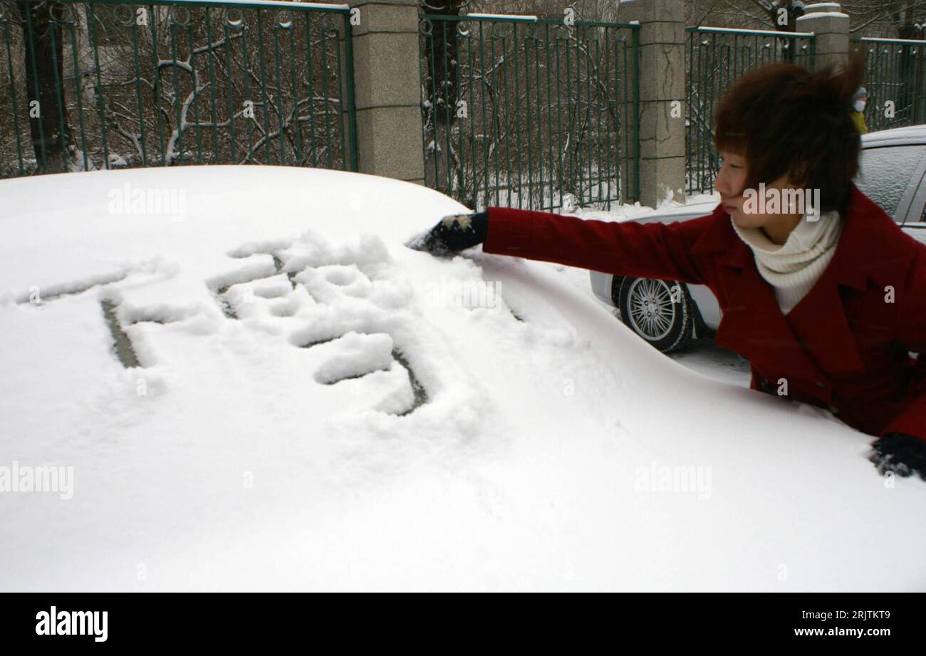 Das Auto ist auf einer Winterstraße mit einer Schutzhaube versehen. Schützt  das Fahrzeug vor Schnee und Eis Stockfotografie - Alamy