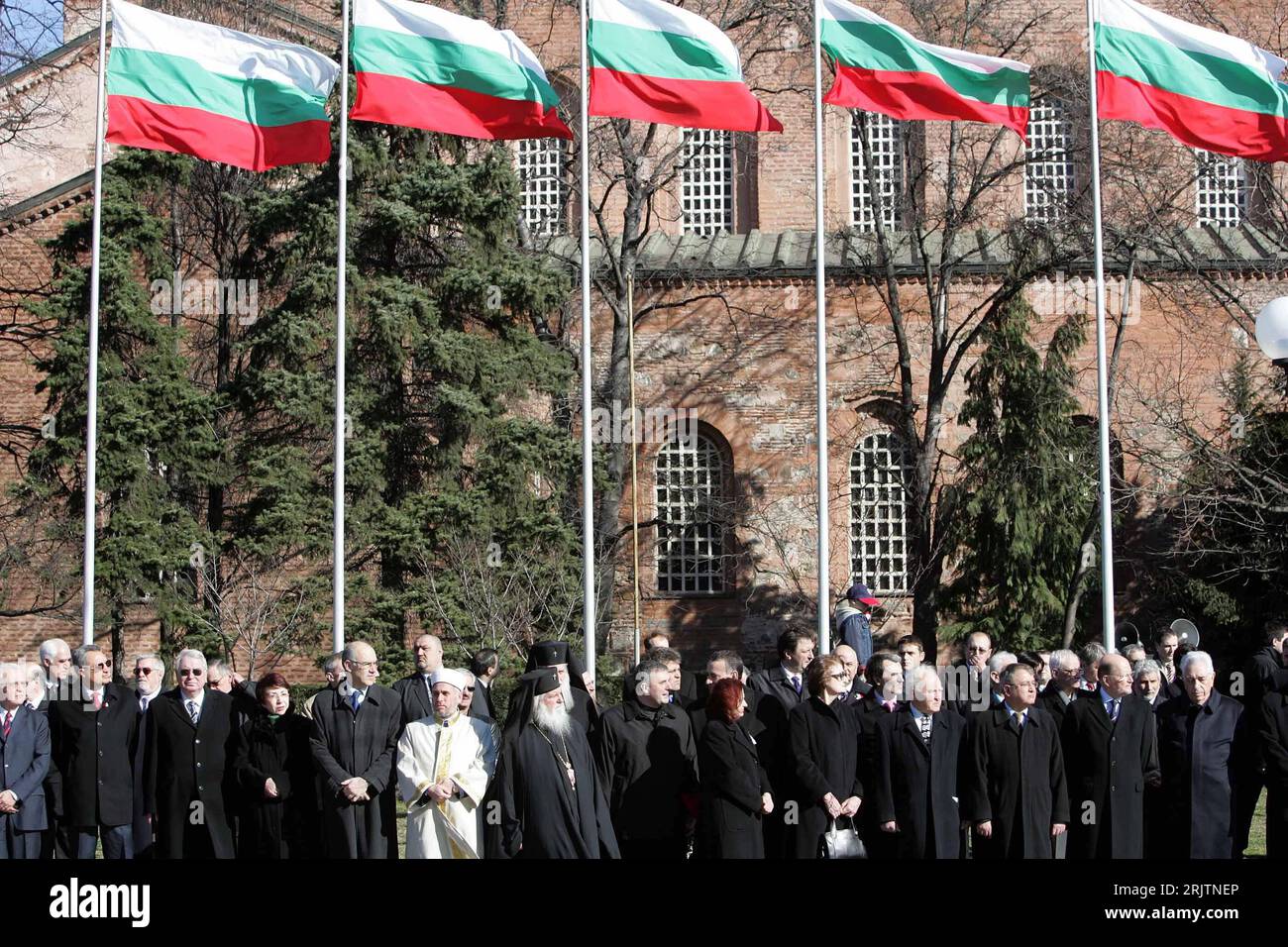 Bildnummer: 51734277  Datum: 03.03.2007  Copyright: imago/Xinhua Politiker und Politikerinnen erwarten das Hissen der bulgarischen Nationalfahne während der Feierlichkeiten zum Nationalfeiertag in Sofia -PUBLICATIONxNOTxINxCHN, Personen; 2007, Sofia, Politik, Politiker, Politikerin,; , quer, Kbdig, Totale, Bulgarien,  , Stock Photo