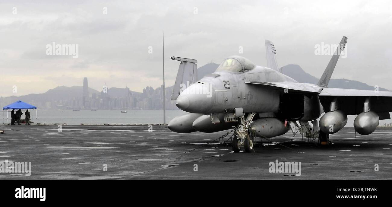 Kampfjet auf der USS Ronald Reagan in Hong Kong - PUBLICATIONxNOTxINxCHN Stock Photo