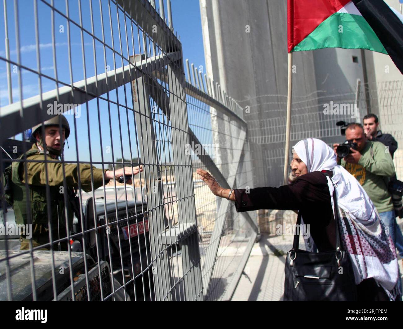 Grenzzaun hires stock photography and images Alamy