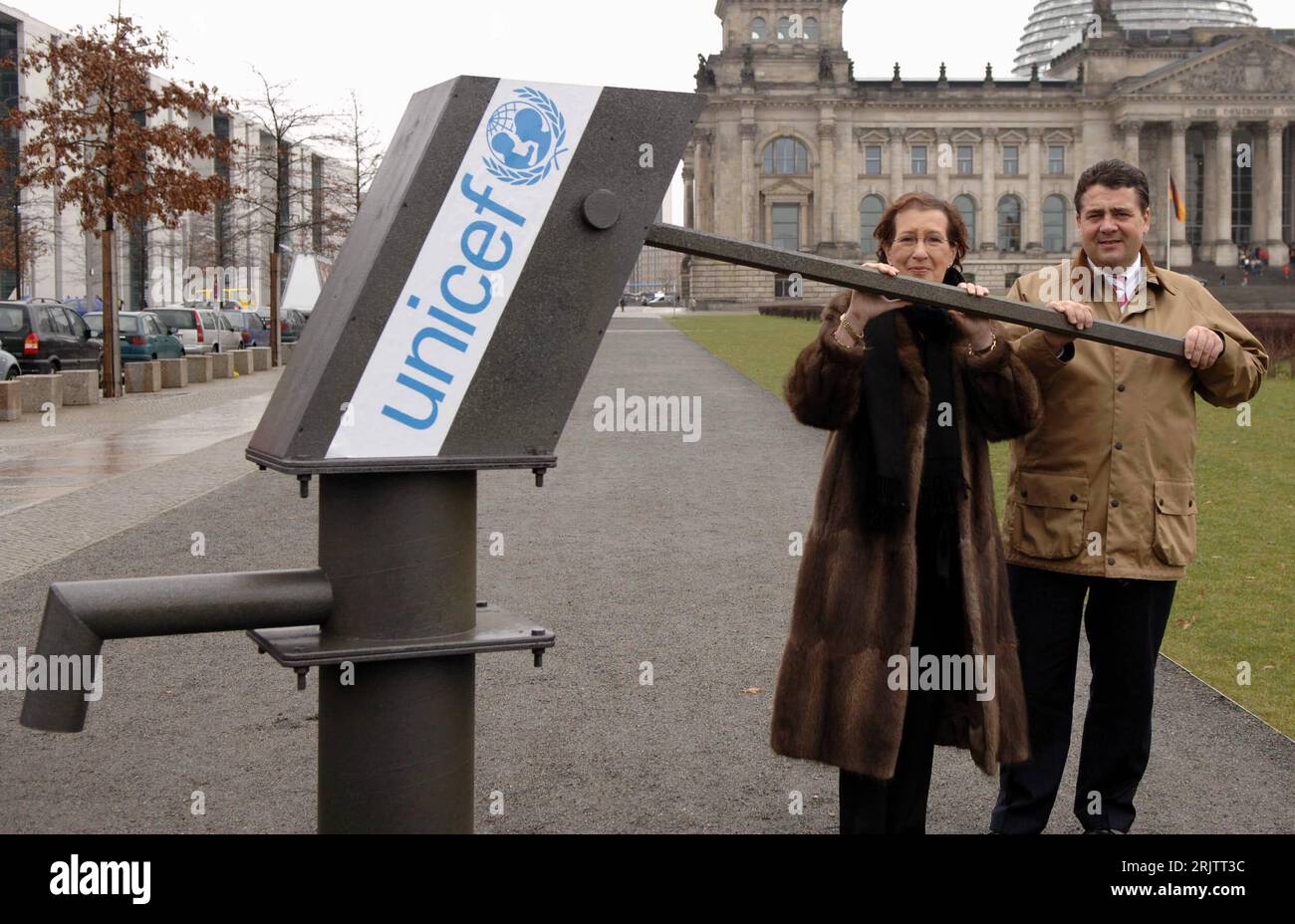 Sigmar Gabriel GER/SPD/Bundesumweltminister und Heide Simonis GER/Vorsitzende UNICEF Deutschland präsentieren eine Wasserpumpe mit dem Schriftzug - Unicef - zum Weltwassertag vor dem Reichstagsgebäude in Berlin - PUBLICATIONxNOTxINxCHN Stock Photo