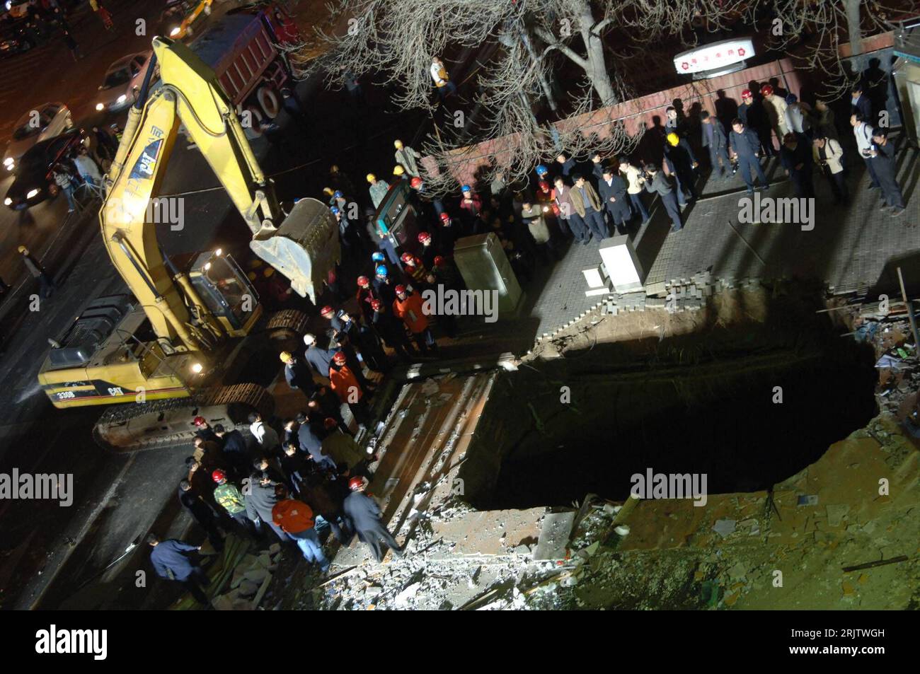 Bildnummer: 51777735  Datum: 28.03.2007  Copyright: imago/Xinhua Schaufelbagger und Rettungsmannschaften am Ort eines Unglückes auf der Baustelle der U-Bahnlinie 10 in Peking  PUBLICATIONxNOTxINxCHN, Personen , Objekte; 2007, Peking, Unfall, Unfälle, Rettungsmannschaft, Bagger, Fahrzeug, Fahrzeuge, Rettungsfahrzeug, Rettungsfahrzeuge, Abend, Nacht; , quer, Kbdig, Totale, o0 China, Unglück, Stock Photo