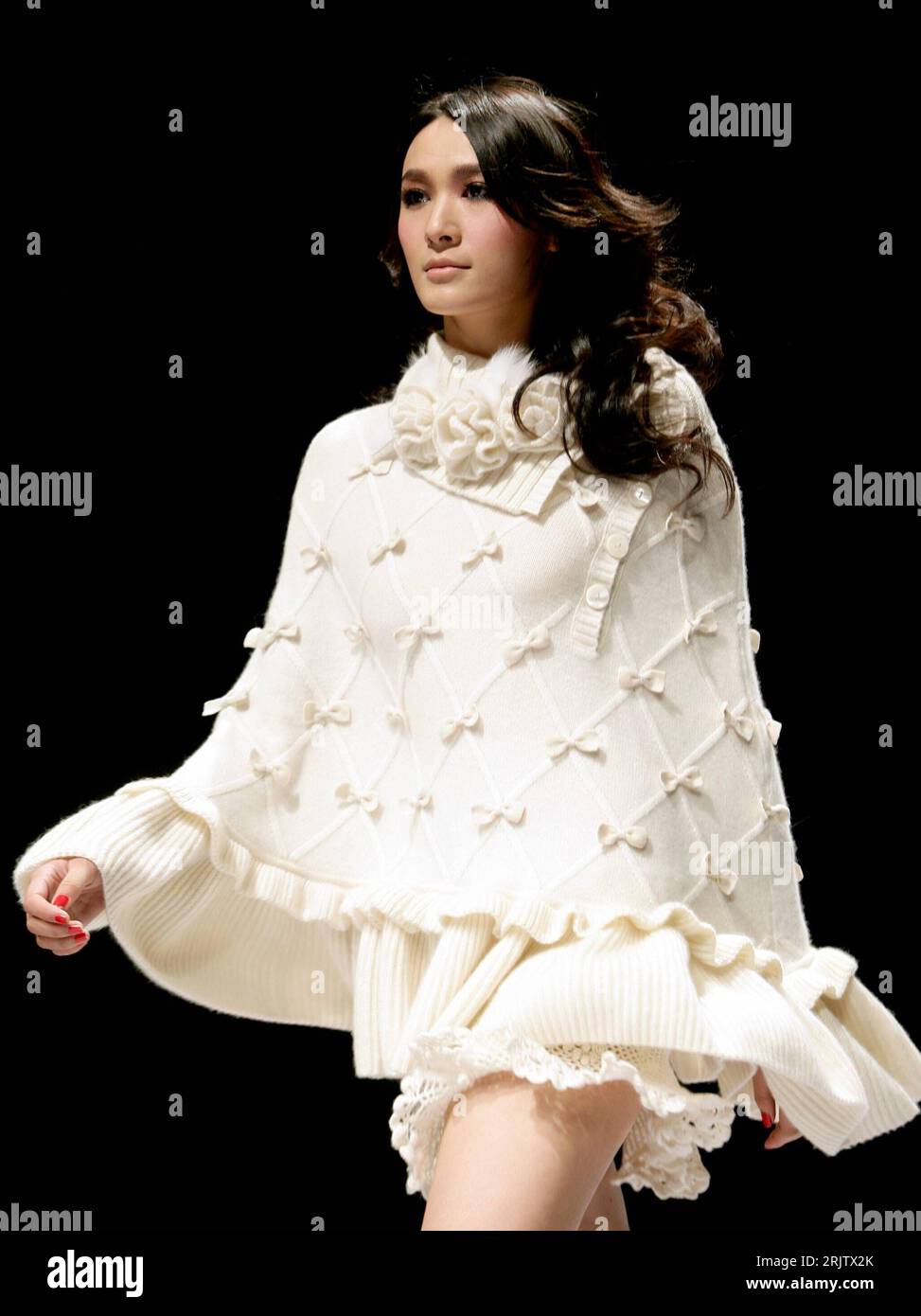 Bildnummer: 51780947  Datum: 25.03.2007  Copyright: imago/Xinhua Model präsentiert eine Kreation von Zhang Jicheng anlässlich der Peking Fashion Week  - PUBLICATIONxNOTxINxCHN, Personen; 2007, Peking, Modewoche, Fashionweek, Mode, Modenschau, Modenschauen, Präsentation, Präsentationen, Model, Models, Frau, Damenmode; , hoch, Kbdig, Einzelbild, China,  , Beauty, Fashion o0 Umhang Stock Photo