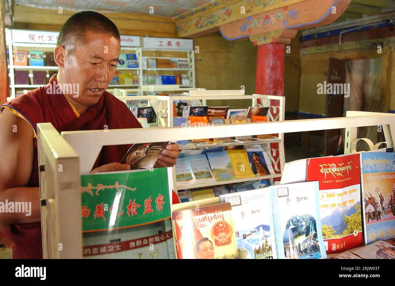 Bildnummer: 51804206  Datum: 02.04.2007  Copyright: imago/Xinhua Buddhistischer Mönch liest ein Buch in der Bibliothek des  Drepung Klosters in Lhasa - PUBLICATIONxNOTxINxCHN, Personen; 2007, Lhasa, Mönche, Autonome Region Tibet, buddhistisch, Einheimische, Einheimischer, Tibeter, Buddhist, Buddhisten, Bücherei, Büchereien, Bücher, lesen, Bibliotheken; , quer, Kbdig, Einzelbild, China, Buddhismus, Religion,  , Stock Photo