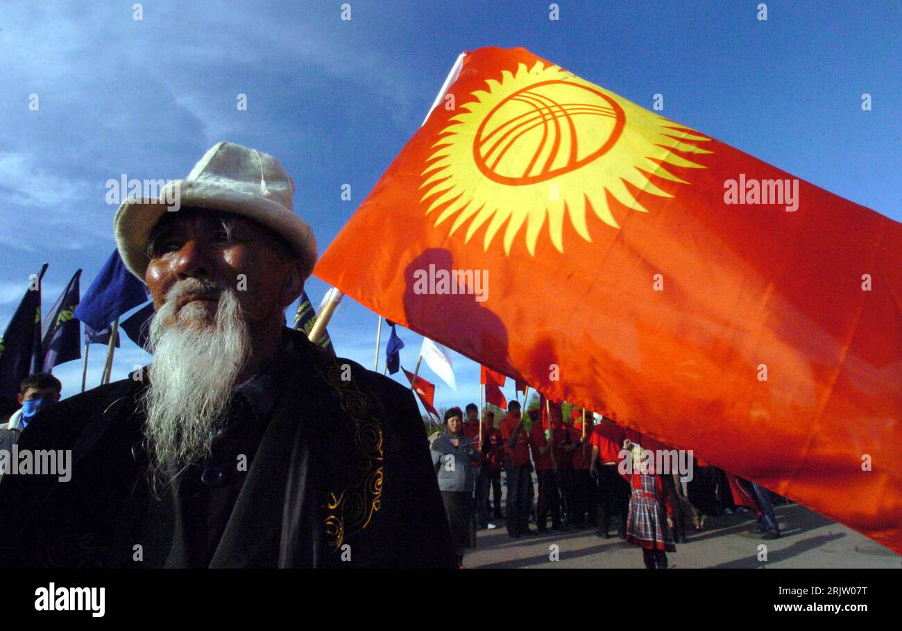 Bildnummer: 51806243  Datum: 15.04.2007  Copyright: imago/Xinhua Älterer Anhänger der Opposition in Kirgistan hält während einer Demonstration in Bishkek die kirgisische Fahne - PUBLICATIONxNOTxINxCHN , Objekte , Personen; 2007, Bishkek, Politik, Demo, Protest, Proteste, Demonstranten, Demonstrant, Senior, Senioren, Nationalfahne, Kirgise, Kirgisen; , quer, Kbdig, Einzelbild, close, Kirgistan,  , Stock Photo