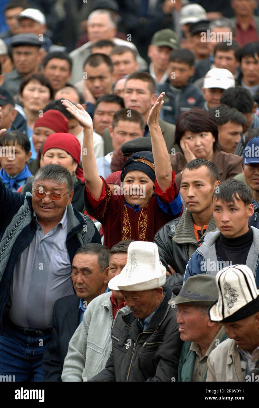 Bildnummer: 51809895  Datum: 17.04.2007  Copyright: imago/Xinhua Oppositionsanhänger demonstrieren in Bischkek - PUBLICATIONxNOTxINxCHN, Personen; 2007, Bischkek, Demo, Demonstranten, Opposition, Anhänger, Protest, Kirgise, Kirgisen; , hoch, Kbdig, Totale, Kirgistan,  ,o0 Politik Stock Photo