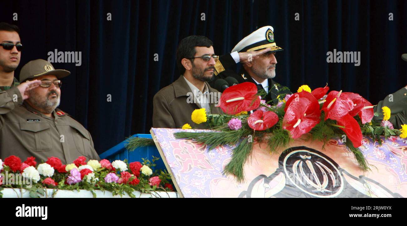 Bildnummer: 51812604  Datum: 18.04.2007  Copyright: imago/Xinhua Präsident Mahmoud Ahmadinejad (Mitte, IRI) und General Hasan Firouzabadi (li., IRI/Oberbefehlshaber Streitkräfte) anlässlich des Tages der Armee in Teheran - PUBLICATIONxNOTxINxCHN, Personen; 2007, Teheran, Politiker, Politik, Pressetermin, Tag, Salut, salutiert, salutieren,; , quer, Kbdig, Gruppenbild, Iran, Randbild, Militaer, Staat, People Stock Photo