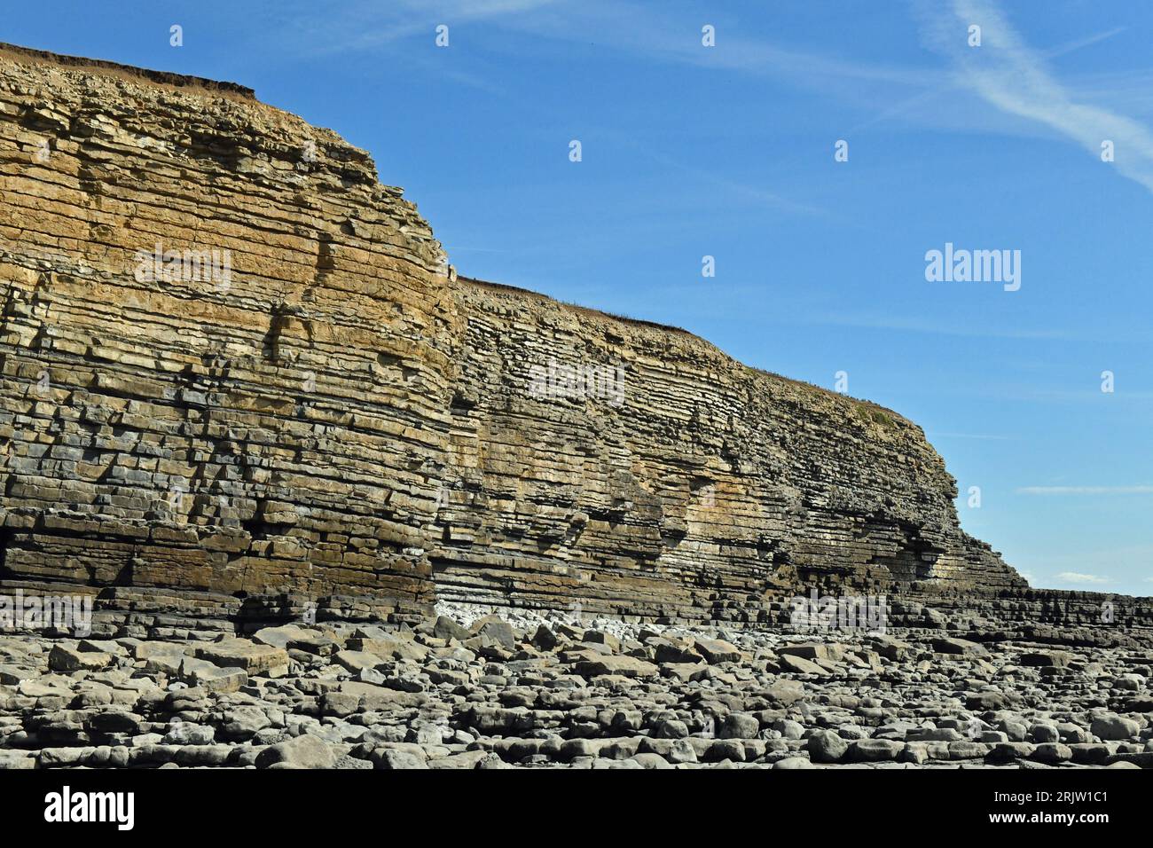 Nash Point Beach or Marcross Beach and cliffs with cracks on the Glamorgan Heritage Coast, Vale of Glamorgan, south Wales Coast. Cafe at Clifftop Stock Photo