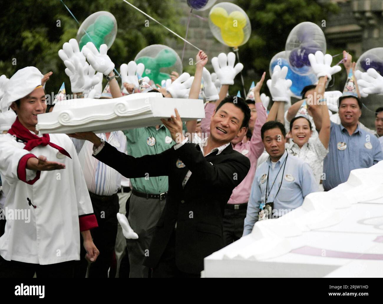 Bildnummer: 51814353  Datum: 12.09.2006  Copyright: imago/Xinhua Schauspieler Jacky Cheung (Mitte, CHN) mit einem Stück Geburtstagskuchen anlässlich des einjährigen Jubiläums von Disneyland in Hong Kong - PUBLICATIONxNOTxINxCHN, Personen , optimistisch , Freude; 2006, Hong Kong, Pressetermin, Jubiläumsveranstaltungen, Jahrestag, Jubiläum, Disney Resort, 1., einjähriges, Kuchen, Torte, Geburtstag, Geburtstagskuchen, Geburtstagstorte, lacht; , quer, Kbdig, Gruppenbild, , Film, Kunst, China, Randbild, People, Hongkong Stock Photo