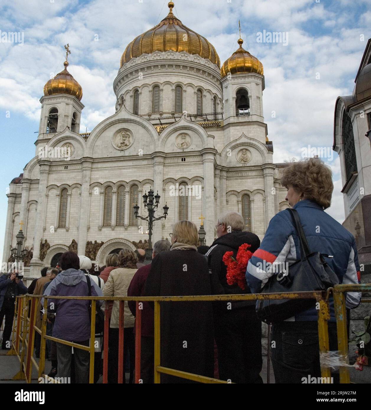 Bildnummer: 51824119  Datum: 20.04.2007  Copyright: imago/Xinhua Trauergäste anlässlich der Trauerfeier für Boris Jelzin (RUS) vor der Christ Erlöser Kathedrale in Moskau PUBLICATIONxNOTxINxCHN, Personen , Gebäude, außen, Außenansicht; 2007, Moskau, Gedenken, Beerdigung, Beisetzung, Begräbnis, Staatsbegräbnis, Trauergottesdienst, Trauermesse, Trauer, Trauergast; , hoch, Kbdig, Totale, Russland, Stock Photo