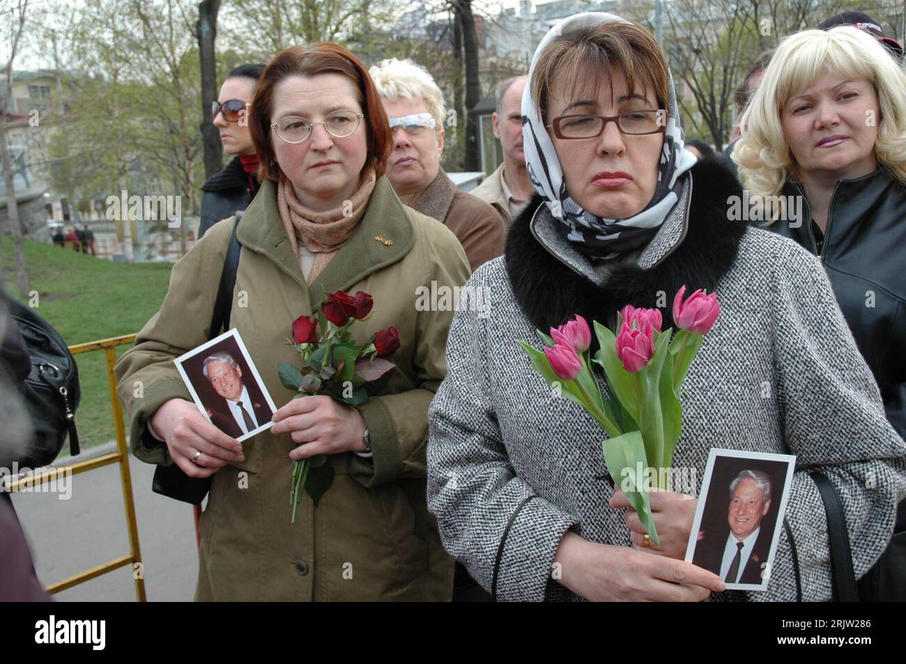 Bildnummer: 51824126  Datum: 20.04.2007  Copyright: imago/Xinhua Trauergäste anlässlich der Trauerfeier für Boris Jelzin (RUS) in Moskau PUBLICATIONxNOTxINxCHN, Personen , pessimistisch; 2007, Moskau, Gedenken, Beerdigung, Beisetzung, Begräbnis, Staatsbegräbnis, Trauergottesdienst, Trauermesse, Trauer, Trauergast, Frau, Foto, Politiker, Politik; , quer, Kbdig, Gruppenbild, close, Russland, Randbild, People Stock Photo