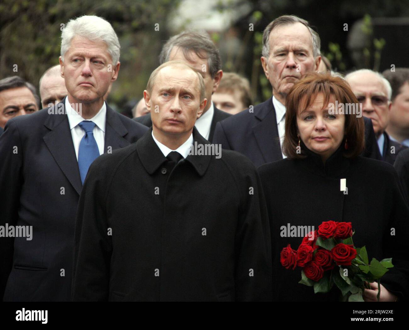 Bildnummer: 51825992  Datum: 25.04.2007  Copyright: imago/Xinhua V.l.n.r.: Bill Clinton (USA), Präsident Vladimir Putin (RUS) George Bush sen. (USA) und Ludmilla Putin (RUS) anlässlich der Beerdigung des verstorbenen Boris Jelzin in Moskau - PUBLICATIONxNOTxINxCHN, Personen, pessimistisch; 2007, Moskau, Fradkow, Wladimir, Beerdigung, Trauergäste, Trauergast, Beerdigung, Beisetzung, Gedenken, Trauer, Begräbnis, Staatsbegräbnis, Politik, Politiker, Lyudmila,  Paar, Ehepaar,; , quer, Kbdig, Gruppenbild, close, Russland, Randbild, People Stock Photo