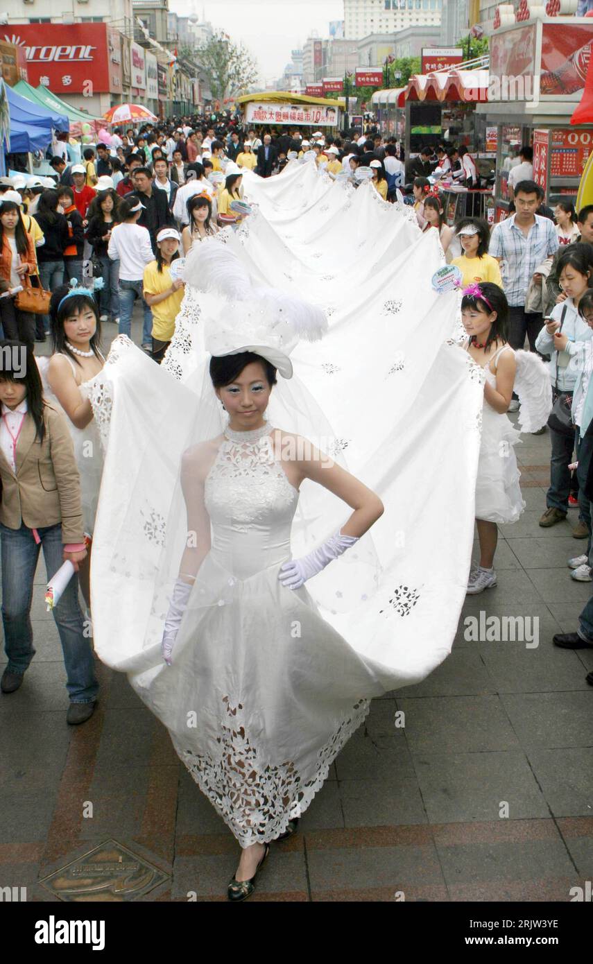 Bildnummer: 51839231  Datum: 01.05.2007  Copyright: imago/Xinhua Model präsentiert ein 36 Meter langes Hochzeitskleid bei einer Promotionveranstaltung für eine Hochzeitsfotofirma in Jinan  - PUBLICATIONxNOTxINxCHN, Personen; 2007, Jinan, , , , Model, Models, Promotionveranstaltung; , hoch, Kbdig, Totale, China, Aktion, Beauty, Fashion, Asien o0 Frau Stock Photo