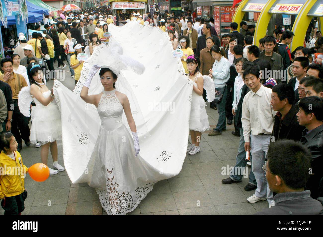 Bildnummer: 51839225  Datum: 01.05.2007  Copyright: imago/Xinhua Model präsentiert ein 36 Meter langes Hochzeitskleid bei einer Promotionveranstaltung für eine Hochzeitsfotofirma in Jinan  - PUBLICATIONxNOTxINxCHN, Personen; 2007, Jinan, , , , Model, Models, Promotionveranstaltung; , quer, Kbdig, Totale, China,  , Beauty, Fashion, Asien o0 Frau Stock Photo