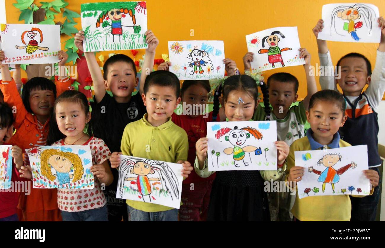Kinder des Yixiu-Kindergartens in Suzhou präsentieren pünktlich zum Muttertag ihre Bilder zum Thema - Mama in meinem Herzen - PUBLICATIONxNOTxINxCHN Stock Photo