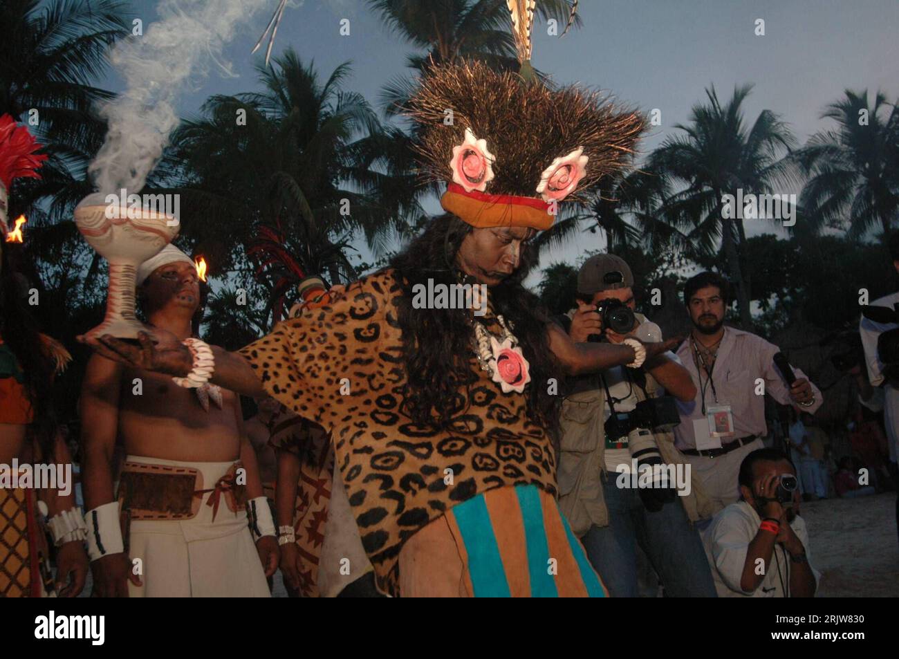 Maya kostum hi-res stock photography and images - Alamy, image size:1300x953