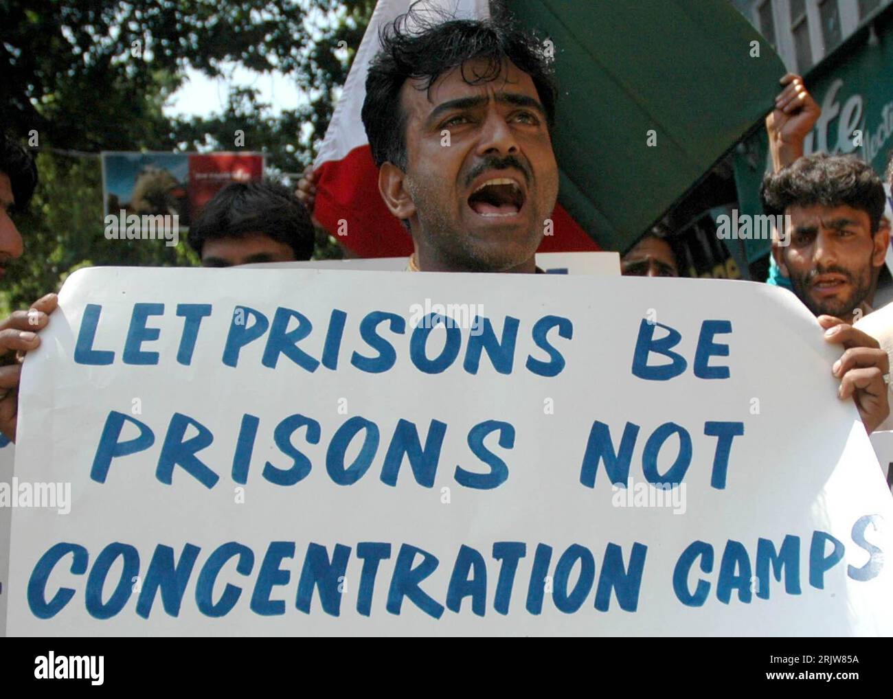 Bildnummer: 51906351  Datum: 08.06.2007  Copyright: imago/Xinhua Let Prisons Be Prisons - Protestkundgebung der - Jammu Kashmir Liberation Front - gegen die Willkür indischer Sicherheitskräfte in Gefängnissen in Srinagar - PUBLICATIONxNOTxINxCHN, Personen , Objekte; 2007, Srinagar, Kaschmir, Kashmir, Kaschmirkonflikt, Politik, Kundgebung, Demonstration, Demonstrationen, Potest, Proteste, Protestaktion, Protestaktionen, Teilnehmer, Demonstrant, Demonstranten, Transparent, Transparente, Schriftzug, JKLF; , quer, Kbdig, Einzelbild, Indien,  , Gesellschaft o0 Politik o0 Gefängnis, Gefängnisse Stock Photo