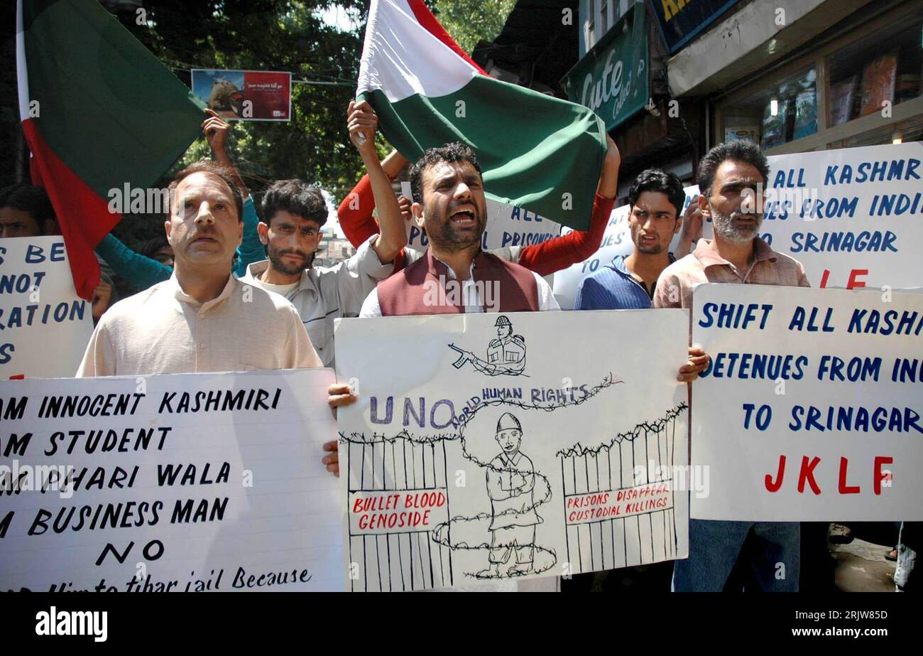 Bildnummer: 51906352  Datum: 08.06.2007  Copyright: imago/Xinhua Innocent Kashmiri - Protestkundgebung der - Jammu Kashmir Liberation Front - gegen die Willkür indischer Sicherheitskräfte in Gefängnissen in Srinagar - PUBLICATIONxNOTxINxCHN, Personen , Objekte; 2007, Srinagar, Kaschmir, Kashmir, Kaschmirkonflikt, Politik, Kundgebung, Demonstration, Demonstrationen, Potest, Proteste, Protestaktion, Protestaktionen, Teilnehmer, Demonstrant, Demonstranten, Transparent, Transparente, Schriftzug, JKLF; , quer, Kbdig, Gruppenbild, Indien,  , Gesellschaft o0 Politik o0 Gefängnis, Gefängnisse     5190 Stock Photo