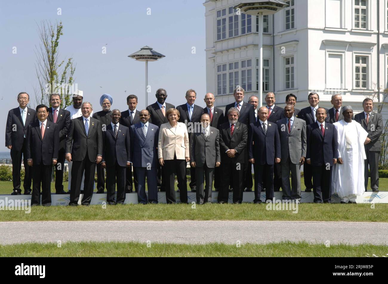 Gruppenfoto der G8 mit Vertretern der Schwellenländer - Vorn v.l.n.r.: Hu Jintao CHN, George W. Bush USA, Thabo Mbeki RSA, Legesse Meles Zenawi ETH, Angela Merkel GER/CDU, Abdelaziz Bouteflika ALG, Luiz Inacio da Silva BRA, Wladimir Putin RUS, Abdoulaye Wade SEN, x, Umaru Yar Adua NGR und Hinten v.l.n.r.: Ban Ki Moon KOR, Romano Prodi ITA, Alpha Oumar Konare MLI, Manmohan Singh IND, Nicolas Sarkozy FRA, John Agyekum Kufuor GHA, Tony Blair GBR, x, Stephen Harper CAN, Rodrigo de Rato y Figaredo ESP, Angel Gurria MEX, Shinzo Abe JPN, Jose Manuel Barroso POR, Claude Mandil FRA, x - PUBLICATIONxNOT Stock Photo