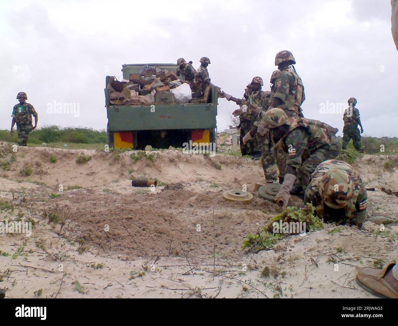 Bildnummer: 51932708  Datum: 16.06.2007  Copyright: imago/Xinhua Soldaten der African Union Peacekeepers vergraben Munition vor deren Zerstörung in Mogadischu/Somalia - PUBLICATIONxNOTxINxCHN , Personen; 2007, Soldat, Soldaten, Zerstörung, Munition, Granate, Granaten, Kampfmittelbeseitigung, Vernichtung, Beseitigung, Peacekeeper; , quer, Kbdig, Totale, Somalia,  , Militaer, Staat, o0 Afrikanische Union, AU, Friedenstruppe Stock Photo