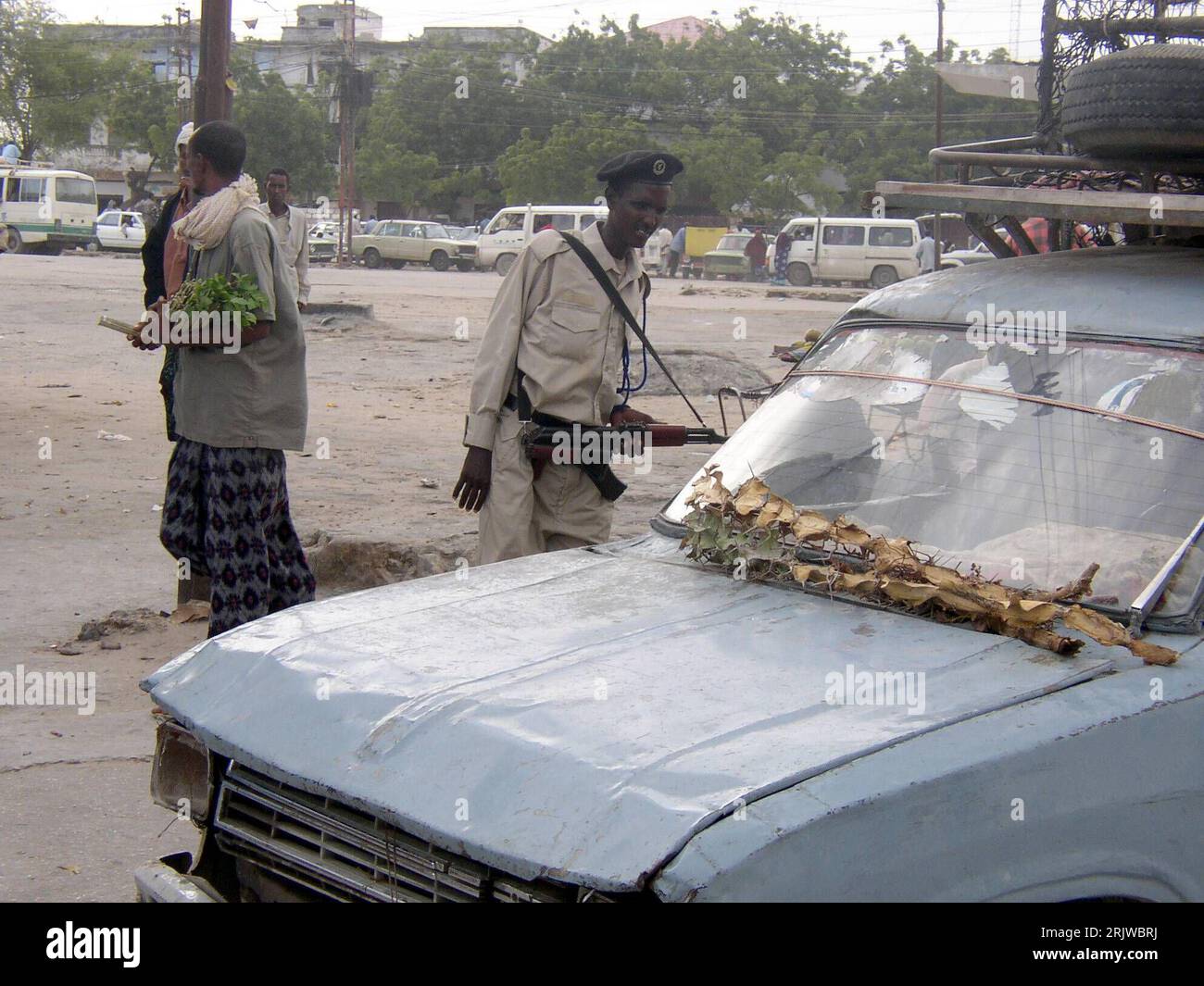 Bildnummer: 51949459  Datum: 23.06.2007  Copyright: imago/Xinhua Polizist führt eine Verkehrskontrolle durch in Mogadischu - Somalia - PUBLICATIONxNOTxINxCHN, Objekte , Personen; 2007, Somalia, Auto, Kontrollen, Sicherheit, Sicherheitsmaßnahmen, Verkehrskontrollen; , quer, Kbdig, Einzelbild, Somalia, Arbeitswelten, Gesellschaft,  , Polizei, Staat, Straße, Verkehr, Stock Photo