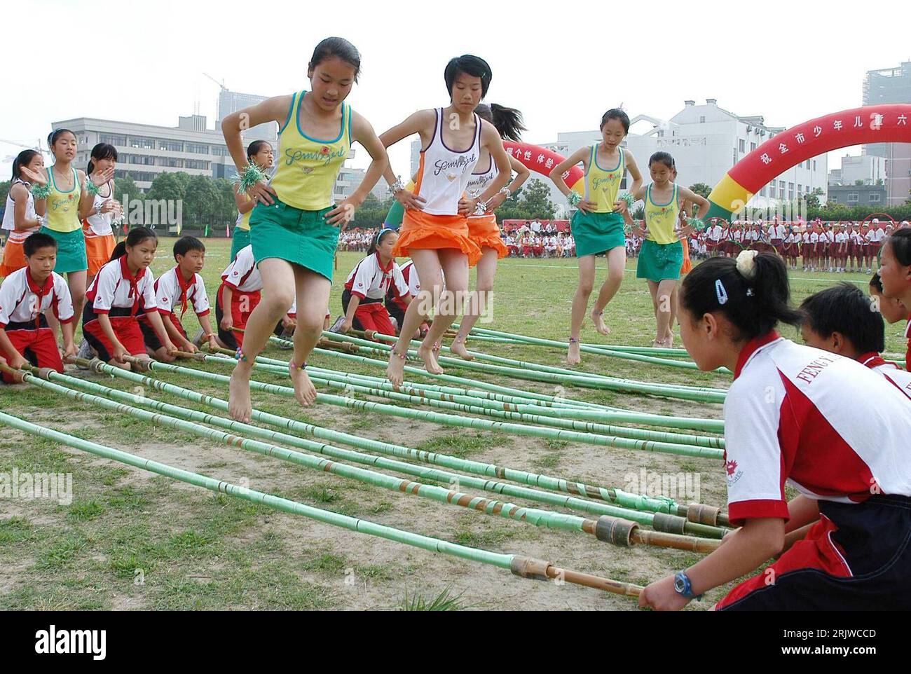 Bildnummer: 51954004  Datum: 29.05.2007  Copyright: imago/Xinhua Chinesische Kinder spielen Bamboo in Shangyu  PUBLICATIONxNOTxINxCHN, Personen; 2007, Shangyu, Chinese, Chinesen, Chinesin, Kind, Kinder, Teen; , quer, Kbdig, Gruppenbild, China,  , Schule, Bildung, Stock Photo