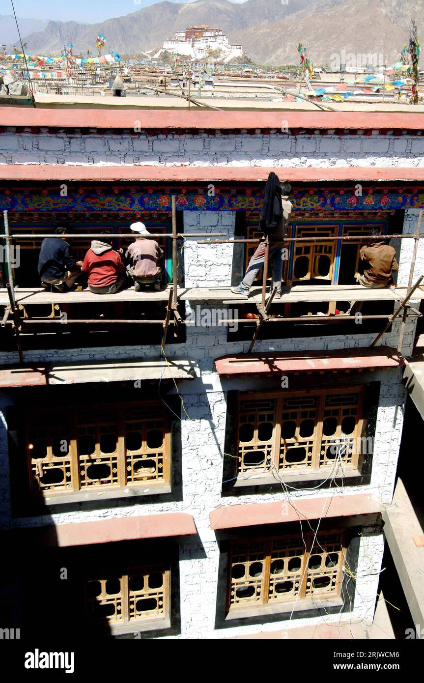 Bildnummer: 51954849  Datum: 26.04.2007  Copyright: imago/Xinhua Bauarbeiter während einer Arbeitspause auf der Baustelle für ein Hotel mit traditioneller Architektur in Lhasa - Tibet - PUBLICATIONxNOTxINxCHN, Gebäude, außen, Außenansicht , Personen; 2007, Lhasa, Bauarbeiten, Pause, Bau, Tradition, Hotels, Unterkunft, Tourismus; , hoch, Kbdig, Totale, Baugewerbe, Wirtschaft, China, Arbeitswelten, Gesellschaft,  , Reisen, Asien Stock Photo