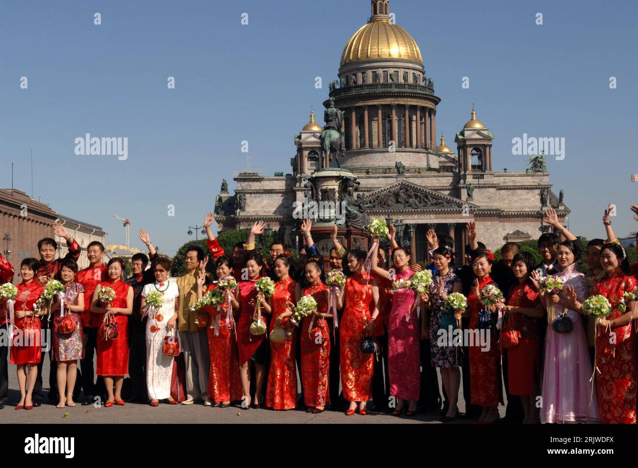 Bildnummer: 51960442  Datum: 16.06.2007  Copyright: imago/Xinhua Chinesische Hochzeitspaare in St. Petersburg PUBLICATIONxNOTxINxCHN, Personen; 2007, St. Petersburg,  Chinese, Chinesen, Bekleidung, Outfit, traditionell, Hochzeit, Hochzeitsgesellschaft, Hochzeitspaare, Paar, Paare, Ehepaar, Ehepaare; , quer, Kbdig, Totale, Russland,  , Stock Photo