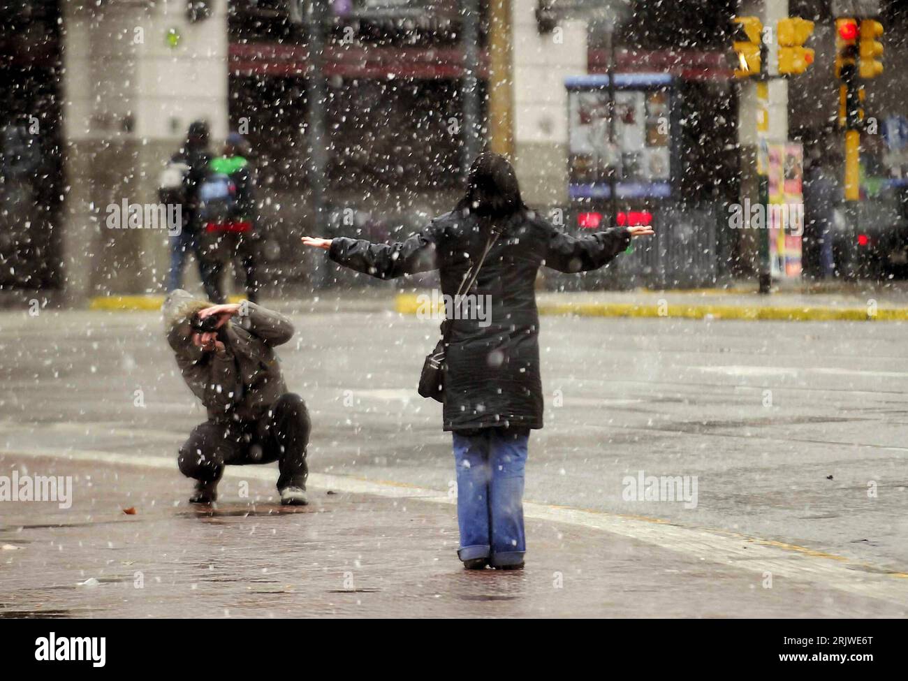 Bildnummer: 51967718  Datum: 09.07.2007  Copyright: imago/Xinhua Mann fotografiert eine Frau im Schnee - erster Schnee seit 1918 in Buenos Aires  PUBLICATIONxNOTxINxCHN , Personen; 2007, Buenos Aires  , Paar, Schnee, Schneefall, schneien, schneit; , quer, Kbdig, Gruppenbild, Argentinien,  , Wetter Stock Photo