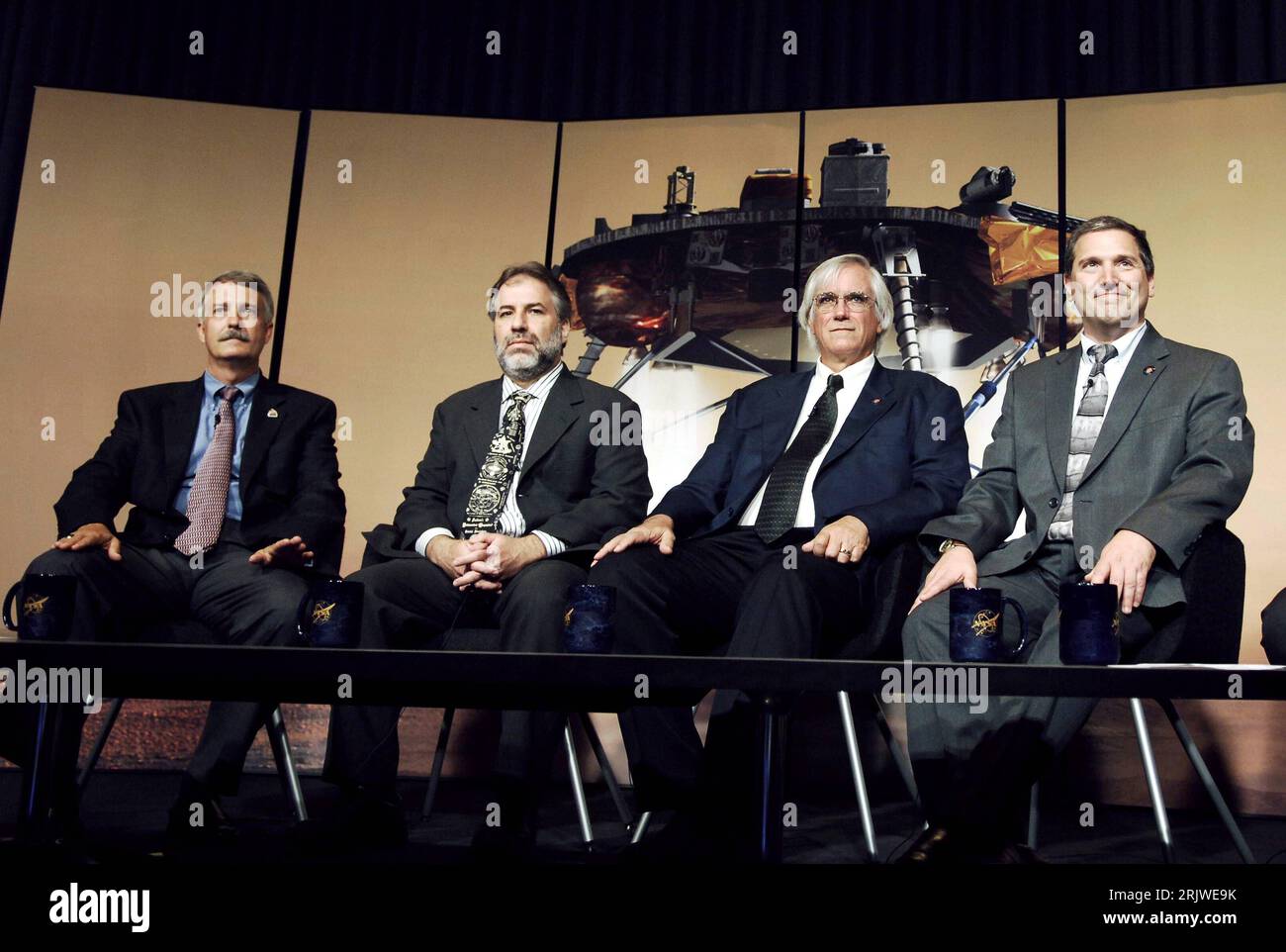 Bildnummer: 51967244  Datum: 10.07.2007  Copyright: imago/Xinhua V.l.n.r.: Doug McCuistion (Director of Mars Exploration Program), Bobby Fogel (Phoenix program scientist), Peter Smith (Phoenix principal investigator university Arizona) und Barry Goldstein (Phoenix project manager) anlässlich der Einsatzbesprechung der Phoenix Mars Lander in Floria - PUBLICATIONxNOTxINxCHN, Personen; 2007, Florida, NASA, Wissenschaftler, Manager, Pressetermin, Pressekonferenz; , quer, Kbdig, Gruppenbild, Vereinigte Staaten von Amerika, Randbild, People o0 Mc Cuistion, Programm, Forschungsprogramm, Weltraumforsc Stock Photo