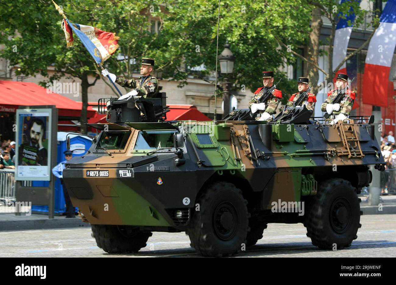 Bildnummer: 51975954  Datum: 14.07.2007  Copyright: imago/Xinhua Militärparade während der Feierlichkeiten zum Nationalfeiertag in Paris PUBLICATIONxNOTxINxCHN, Objekte , Personen; 2007, Paris, Jubiläumsveranstaltungen, Feiertag, Militärfahrzeug, Militärfahrzeuge, Soldat, Soldaten; , quer, Kbdig, Einzelbild, Frankreich,  , Militaer, Staat, , Staat, Militaer Stock Photo