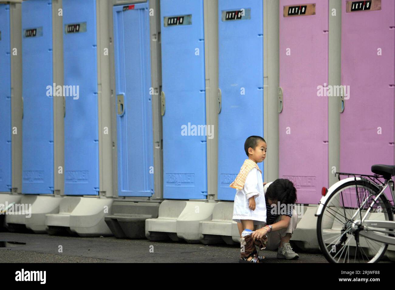 Bildnummer: 51983131  Datum: 18.07.2007  Copyright: imago/Xinhua Mutter wartet mit ihrem Kind vor den Toiletten für die Opfer des Erdbebens in Kashiwazaki PUBLICATIONxNOTxINxCHN,  , Personen; 2007, Kashiwazaki, Naturkatastrophe, Naturkatastrophen, Katastrophe, Katastrophen, Straßendecke, Einheimische, Einheimischer, Japaner, Versorgung, hygienische, Toilette, Toiletten, Klo, Klos, Wc, Wcs, Sanitäre, öffentliche, öffentlich, Frau; , quer, Kbdig, , Japan,  , o0 Totale Stock Photo