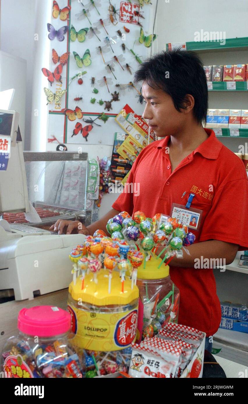 Bildnummer: 51992632  Datum: 10.07.2007  Copyright: imago/Xinhua Lu Wenhua arbeitet in einem Laden - Job-Programm für junge Chinesen, die sonst die Gebühren der Universität nicht bezahlen können - in Shijiazhuang, Provinz Hebei  PUBLICATIONxNOTxINxCHN, Personen; 2007, Shijiazhuang , Student, Studenten, Studiengebühr, Studiengebühren Finanzierung, Studium Gebühr, Mann; , hoch, Kbdig, Einzelbild, China, Arbeitswelten, Gesellschaft,  , Stock Photo